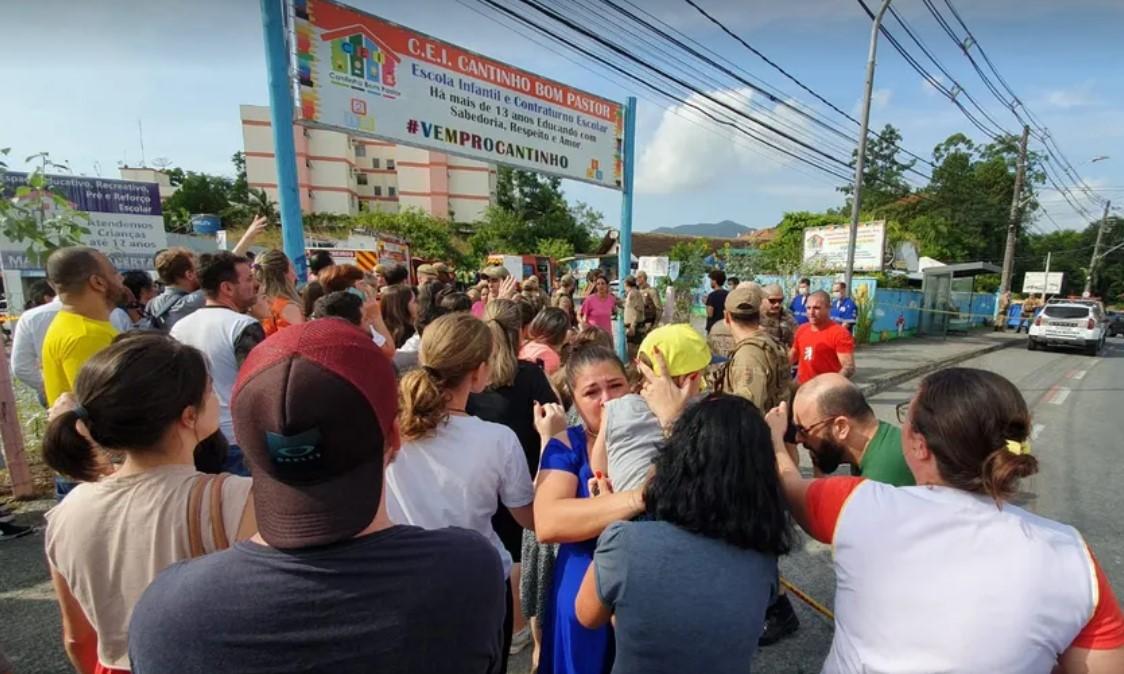 Quatro crianças são mortas em ataque a creche em Blumenau