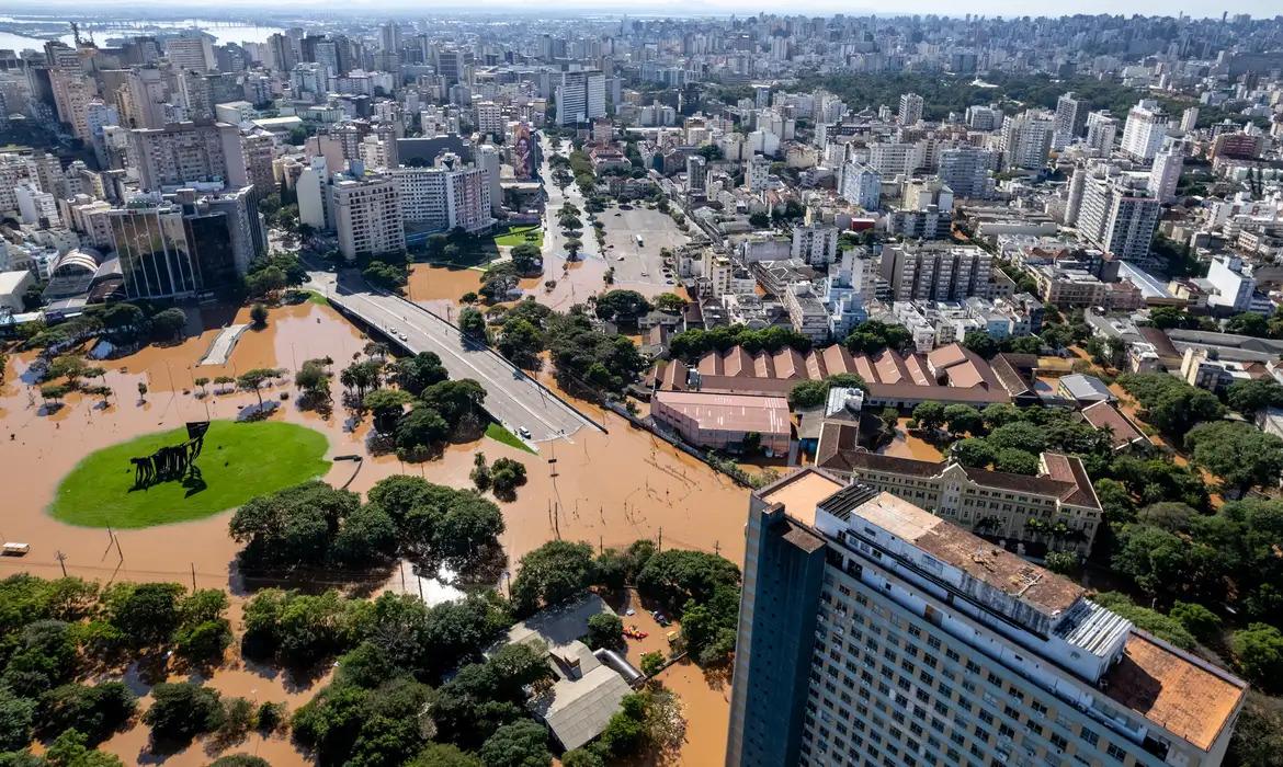 Chuvas diminuem no RS, mas frio intenso e elevação do Guaíba preocupam